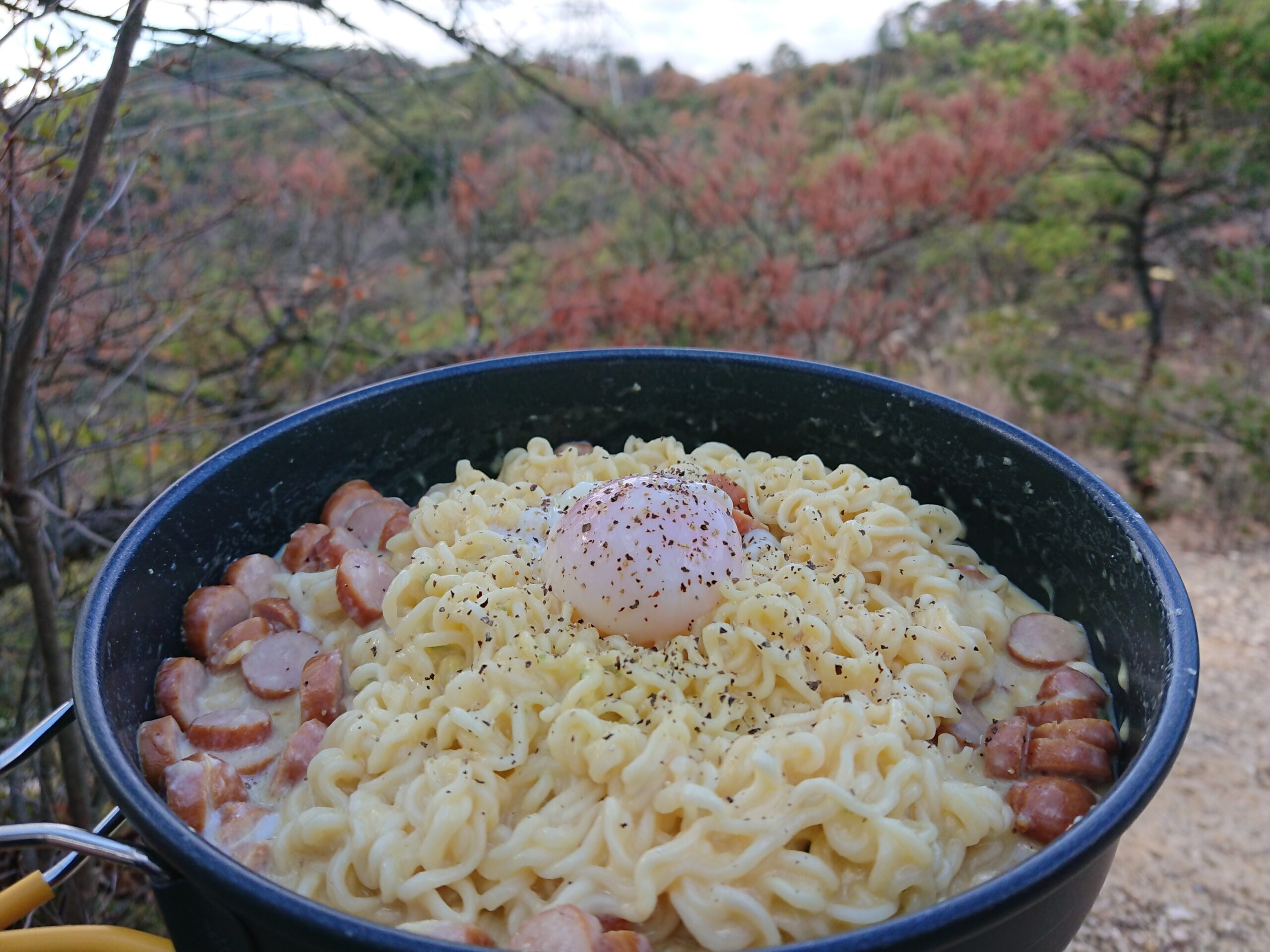 簡単 フライパン１つで作る山ごはん カルボナーララーメン 簡単 おいしく山ごはん